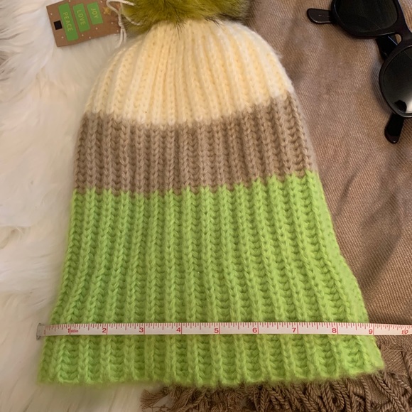 ✨NWT forever21 faux fur Pom Pom winter hat OS - Picture 4 of 4